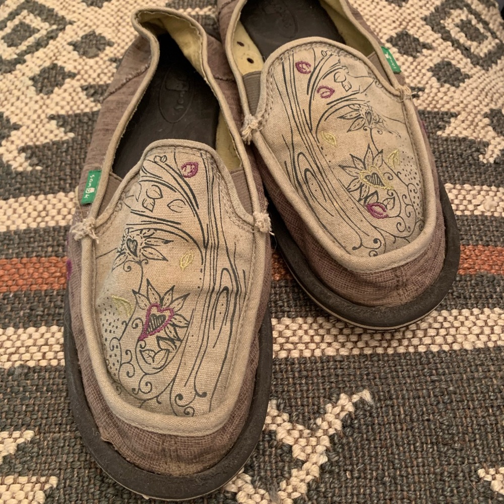 Sanuk flat embroidered top sidewalk surfer woman’s casual shoe